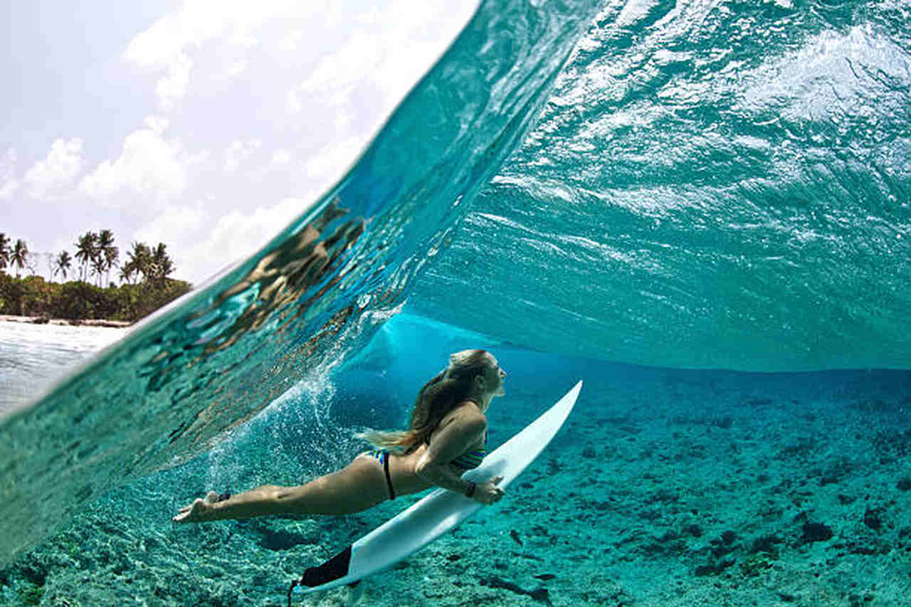 como surfar nas maldivas