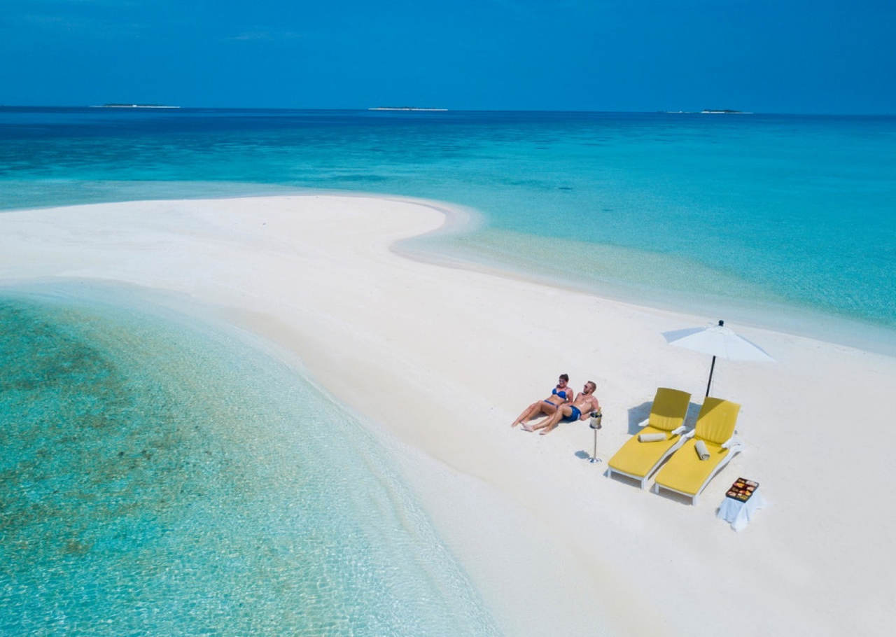 casal em banco de areia nas praias das maldivas 