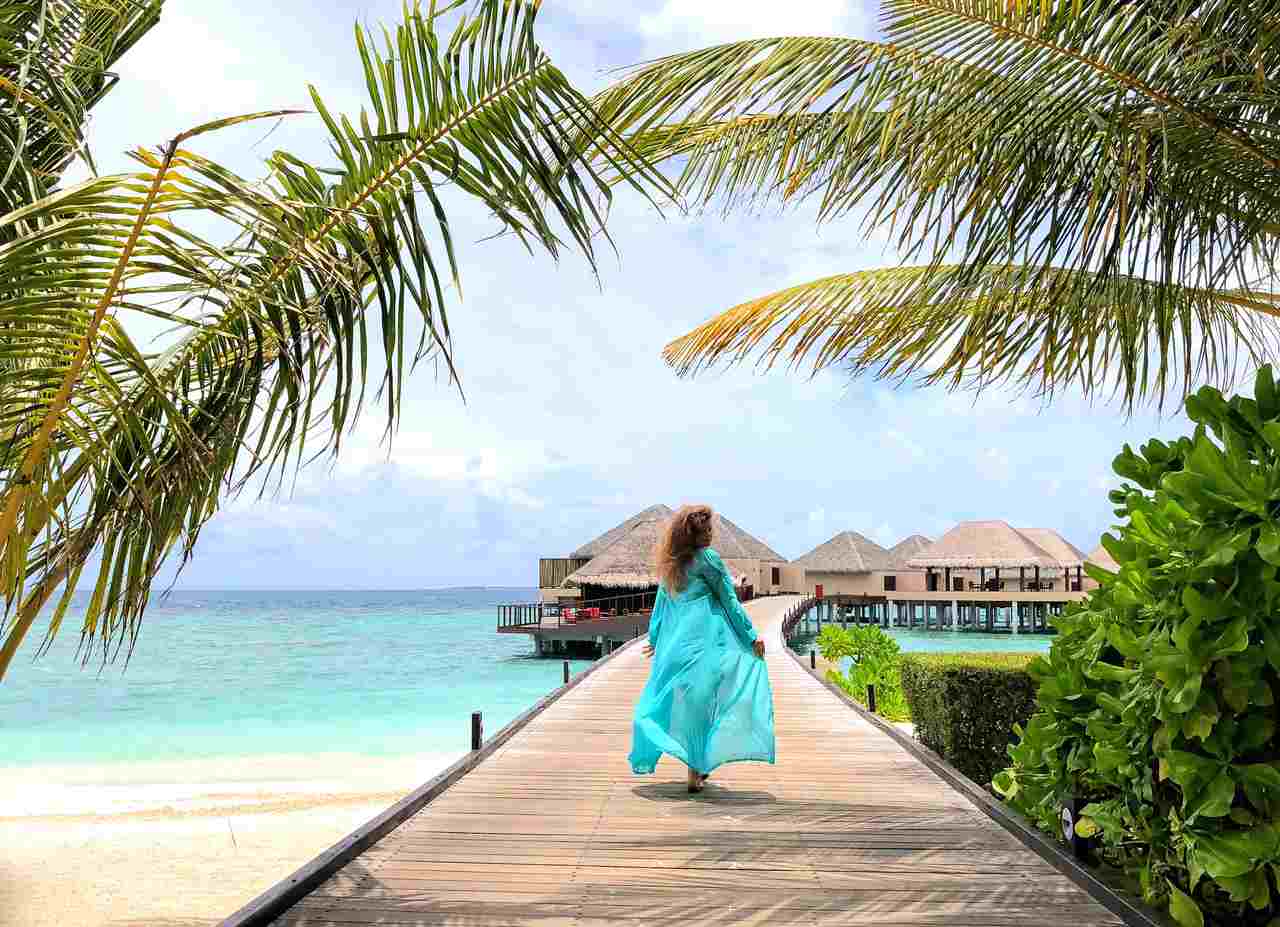 mulher viajando pelo arquipélago das maldivas