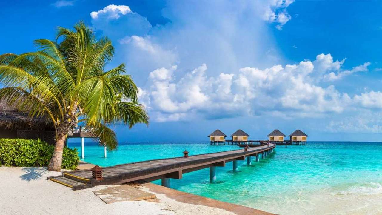 visão panorâmica dos bangalôs em clima de verão nas maldivas